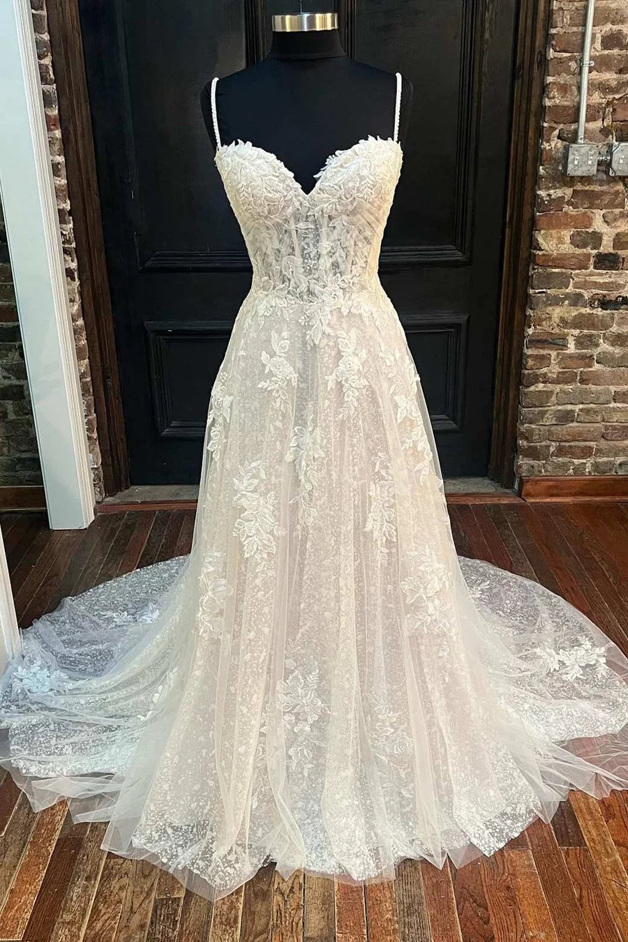 Vestido de novia largo de corte A con tirantes de corazón y encaje floral